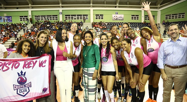  Cándida Montilla de Medina recibe distinción  en Primer Torneo de Volibol Femenino