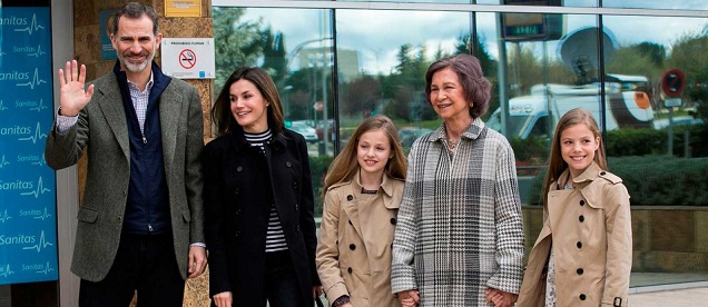  Fin de la polémica: La Reina Sofía entra de la mano de sus nietas en el hospital para visitar a Don Juan Carlos