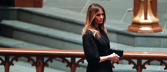  Viral: Polémica foto de Melania Trump sonriendo en el funeral de Barbara Bush