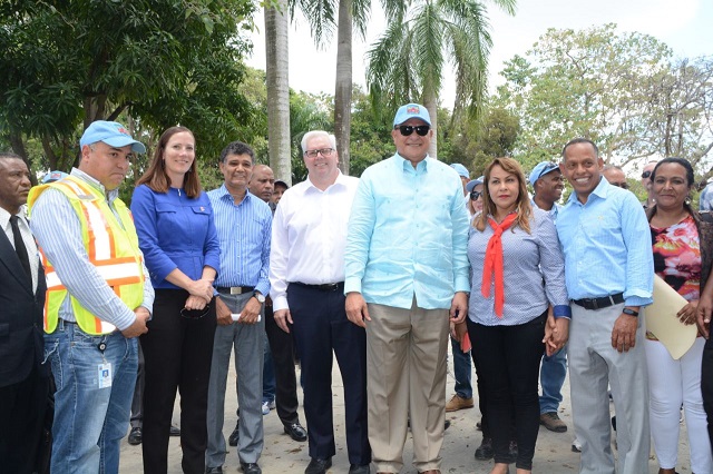  Director de la CAASD y embajadora de Canadá en RD visitan cañada Guajimía para desarrollar mega proyecto