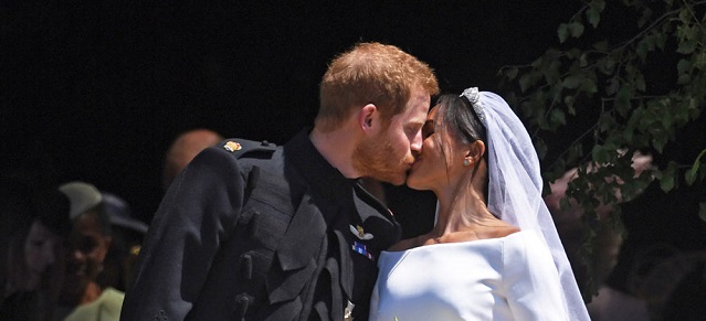  Con un beso cómplice sellan su amor ante el mundo en un íntimo matrimonio Meghan Markle y el príncipe Harry