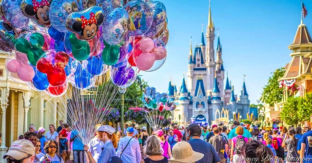  Dragón se incendia en pleno desfile en Disney World, público cree que es parte del ‘show’