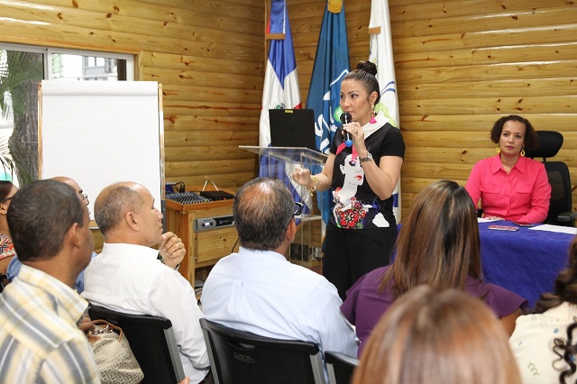  Font-Frías trabaja con equipo técnico del Servicio Regional de Salud Metropolitano en la calidad servicios de salud