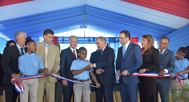  Presidente Danilo Medina entrega centro educativo de 29 aulas a la comunidad de Hato Nuevo, en Manoguayabo