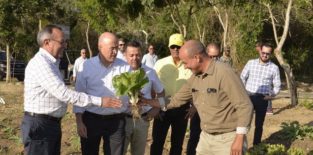  Ministro de Medio Ambiente inicia su gestión por el Jardín Botánico de Santiago