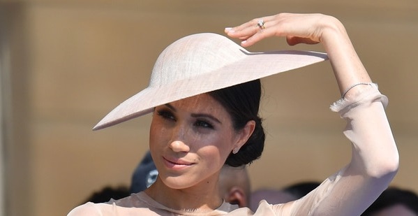  Meghan Markle duquesa de Sussex sigue acertando en su outfit, esta vez enfundada en un fino vestido rosa de crepede seda al estilo corona británica