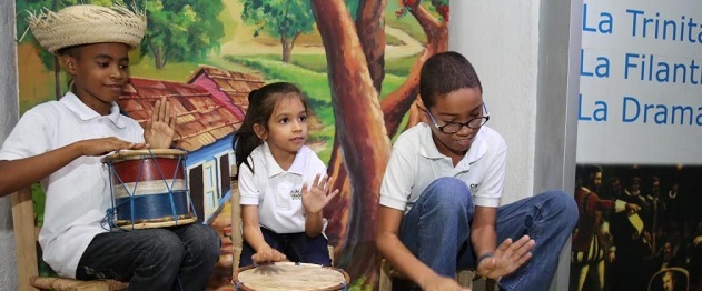  Niños del CAID disfrutan de taller recreativo junto a sus madres en el Museo Trampolín