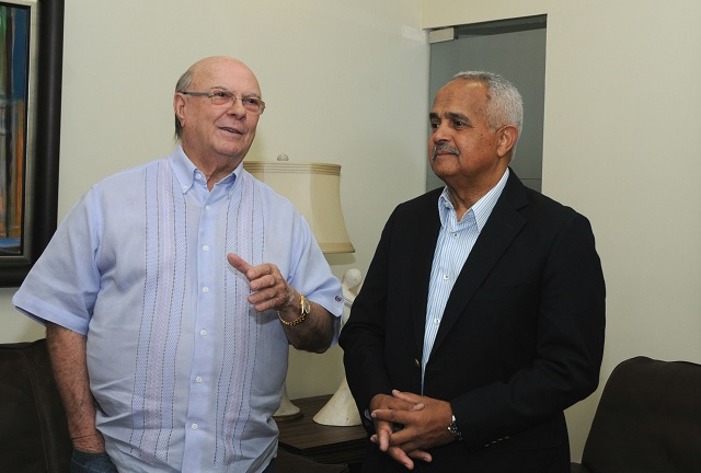  Ministro Osmar Benítez recibe visita ex presidente Hipólito Mejía