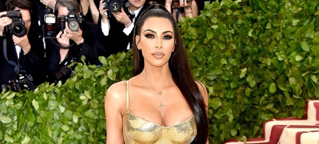  Kim Kardashian y Kendall Jenner impecables de Louis Vuitton y Donatella Versace, en el MET Gala 2018