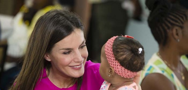  El lado más dulce y maternal de la reina Letizia sale a relucir en Haití con un acertado look