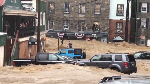  Fuertes inundaciones golpean al estado de Maryland en EEUU: edificios colapsados y autos arrasados