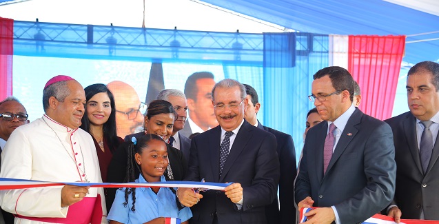  Presidente Danilo Medina entrega una escuela primaria y dos estancias infantiles en Puerto Plata