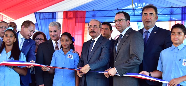  Presidente Danilo Medina entrega dos modernos centros educativos en la Provincia La Vega