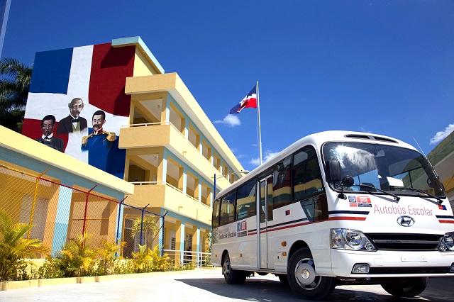  Revolución educativa del Presidente Danilo Medina continúa beneficiando familias con entrega de autobuses escolares