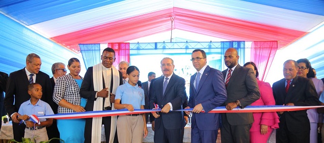  Presidente Danilo Medina entrega un nuevo liceo en Santo Domingo Este