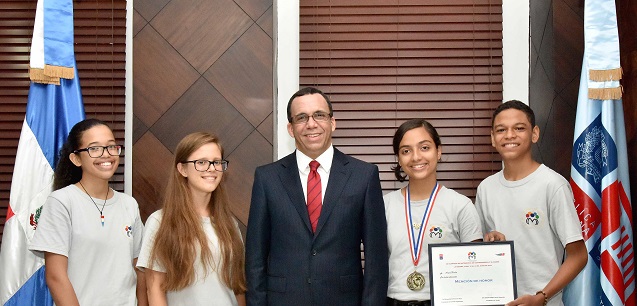  Ministro de Educación reconoce estudiante dominicana gana bronce en olimpiadas de matemáticas