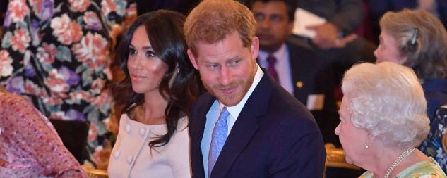  Príncipe Enrique de Inglaterra rechaza la mano de su esposa Meghan Markle en la recepción de Jóvenes Líderes