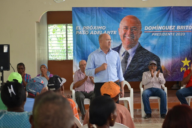  El precandidato presidencial Domínguez Brito realiza recorrido por varios municipios de Dajabón