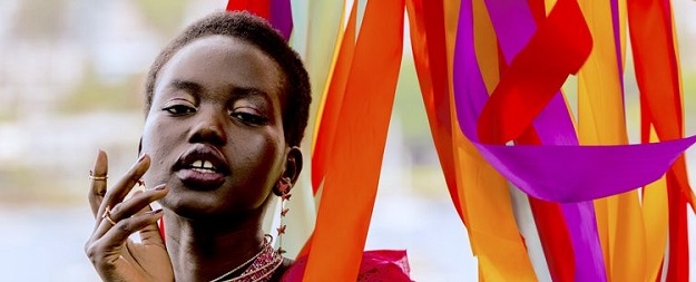  Adut Akech hoy brilla en París como modelo y cara de Chanel, antes en un campo de refugiados en Kenia