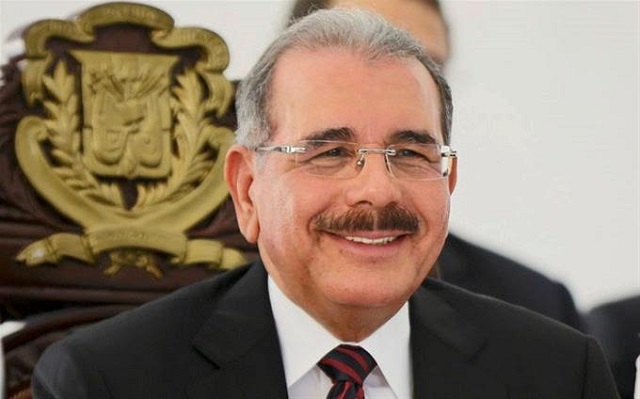  Presidente Danilo Medina entrega este lunes la bandera dominicana a la delegación del  comité olímpico que irá Juegos Centroamericanos y del Caribe en Barranquilla, Colombia