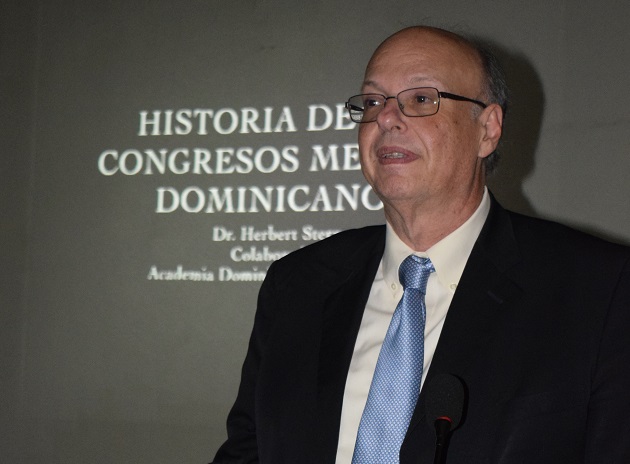  Oftalmólogo Doctor Stern habla del primer cónclave médico celebrado en 1911