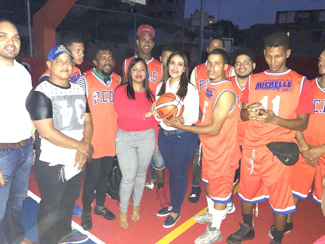  Michelle Ortiz entrega uniformes a equipo de baloncesto de Manganagua