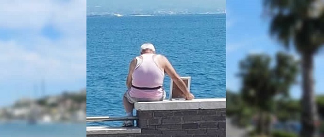  La foto que ha causado conmoción en las redes: Hombre busca consuelo al lado de retrato de su esposa en el lugar que había sido su favorito en Gaeta