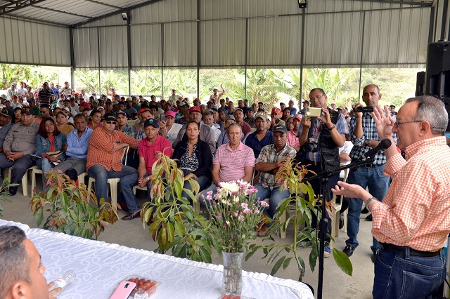  Ministro de Medio Ambiente se reúne con productores de la horma en San José de Ocoa en busca de soluciones conjuntas