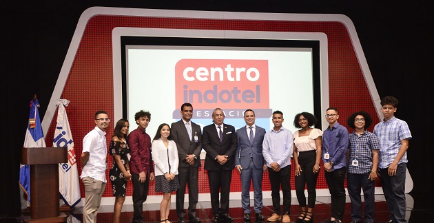  Presidente de Indotel Luis Henry Molina, recibe estudiantes meritorios dominicanos que lograron excelencia en escuelas de Estados Unidos