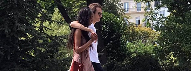  La hija mayor del expresidente de Estados Unidos, Malia Obama, se pasea por París abrazada, vestida de veraniega y feliz con su novio Rory Farquharson