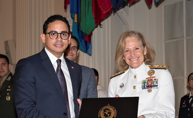  Ministro Consejero Miguel Balaguer, obtiene excelencia académica en maestría otorgada por el Inter-American Defense College