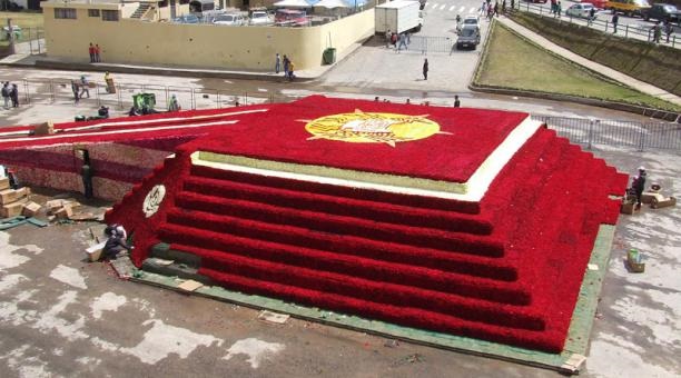  Ecuador rompe el récord Guinness con arreglo réplica de pirámide con 546.364 rosas