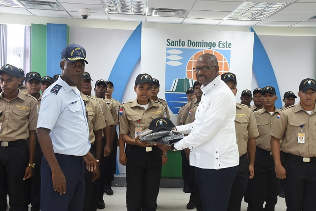  Alcalde de Santo Domingo Este entrega 400 uniformes a miembros de la policía de esa institución