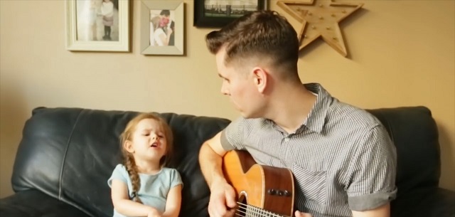  Viral: Pequeña Claire Ryan y su padre graban cover de la canción de Toy Story que emociona al mundo