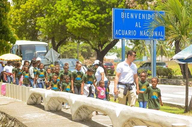  El Hotel Luxury Bahia Príncipe Cayo Levantado organizó ruta turística para infantes de la comunidad Simi Báez