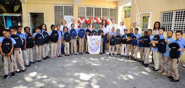  Club Rotario de Santo Domingo entrega útiles escolares a niños de la escuela Filomena Canalda