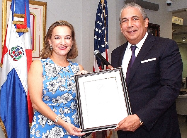  Cónsul General de la República Dominicana resalta cualidades de consultora financiera Darys Estrella, en circulación de libro en NY “El Hierro que Forjó a la Dama”