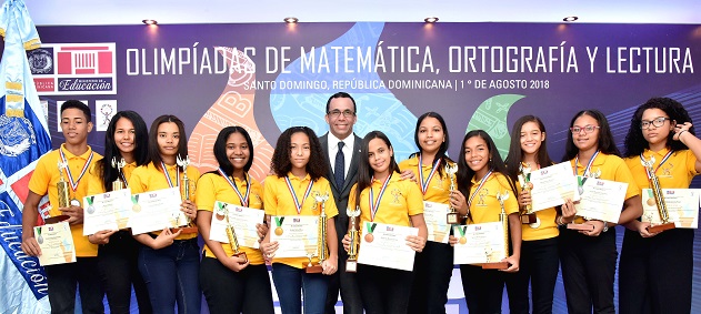  Ministro de Educación reconoce 36 estudiantes ganadores de los tres primeros lugares de matemática, lectura y ortografía en olimpíadas