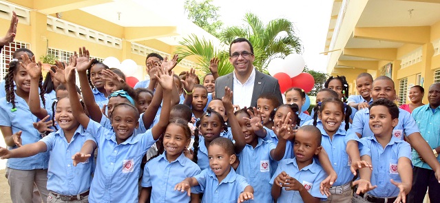  Ministro de Educación entrega al Instituto San Ignacio de Loyola mobiliarios, autobuses, laboratorios de informática y construcción de nuevas aulas