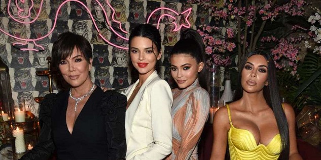  De acuerdo a The Sun, matriarca del clan Kardashian Kris Jenner, pondría a firmar contrato de confidencialidad a las parejas de sus hijas