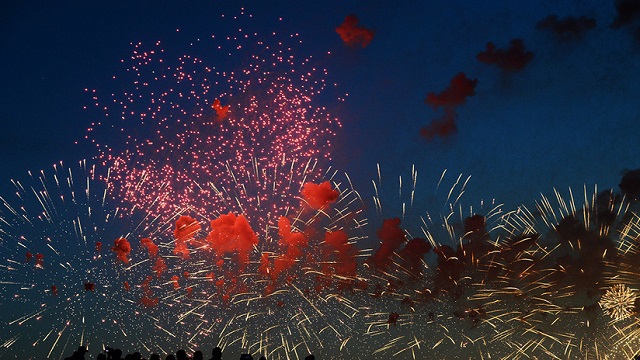  Profesionales pirotécnicos iluminan el cielo en Moscú en Festival Internacional de fuegos artificiales