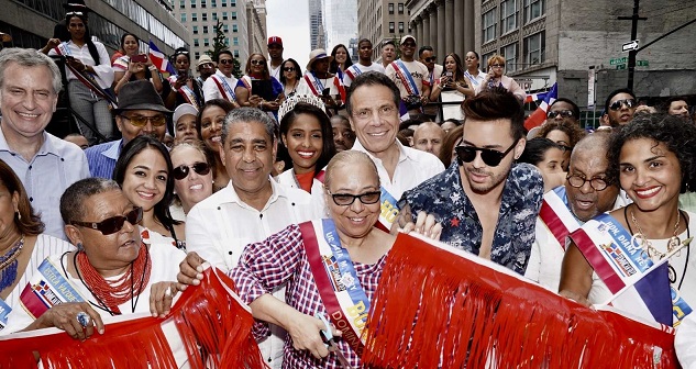  Miles de dominicanos celebran con orgullo su música y su folclor en desfile por las calles de Nueva York, con la participación de Prince Royce