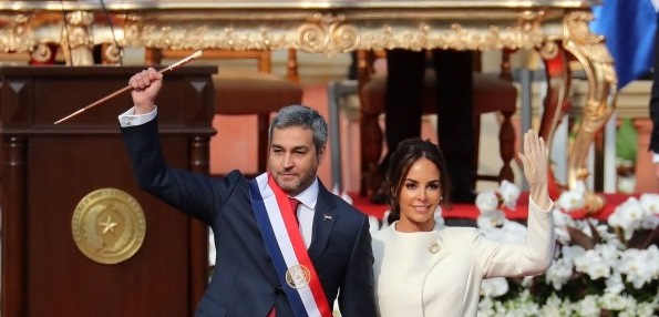  Silvana López Moreira Bó, Primera Dama de Paraguay, se roba las miradas durante el traspaso presidencial por su belleza, elegancia, y sencillez