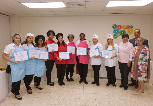  Estudiantes de UNIDCA muestran sus talentos en el curso taller de pastelería básica