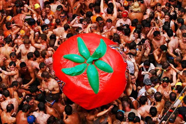  Miles de personas celebran en España tradicional batalla de la Tomatina