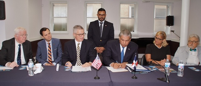  Cónsul en New York firma acuerdo procura proveer de identidades ex confinados dominicanos para facilitarles trabajar en EU