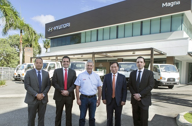  Ejecutivos del Grupo Magna y el Presidente de Hyundai Motor, entregan camiones a Ministerio de Obras Públicas