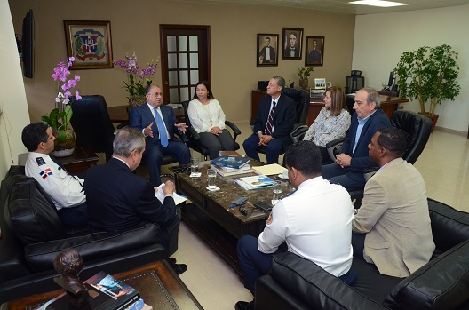  Ministro de Interior y Policía se reúne con autoridades turísticas y miembros de asociaciones de hoteles de Sosúa
