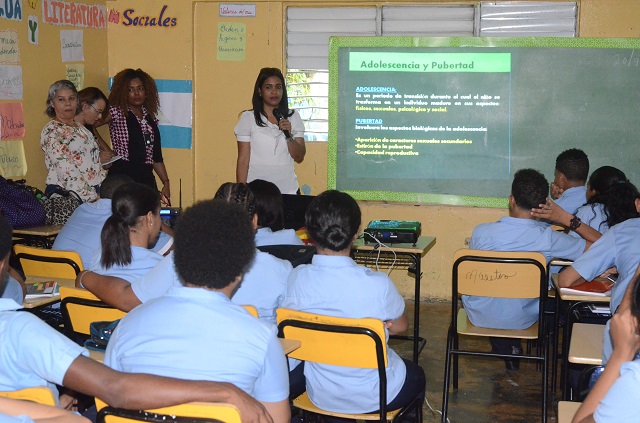  Ministerio de Interior y Policía imparte charla a estudiantes del Liceo Los Jardines del Norte, sobre la importancia de evitar embarazos a temprana edad