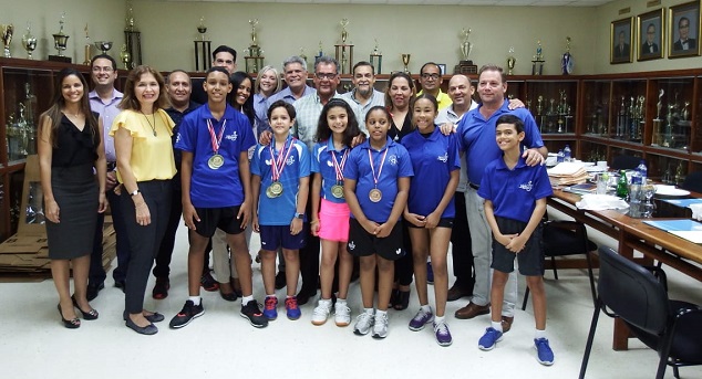  La Directiva Club Naco agasaja atletas medallistas de oro en Tenis de Mesa del Caribe